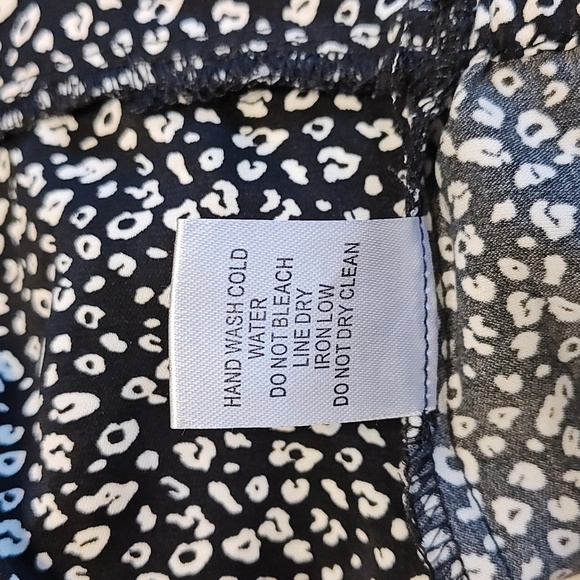 2 Bella Black and White Floral Crop Top - Picture 6 of 7